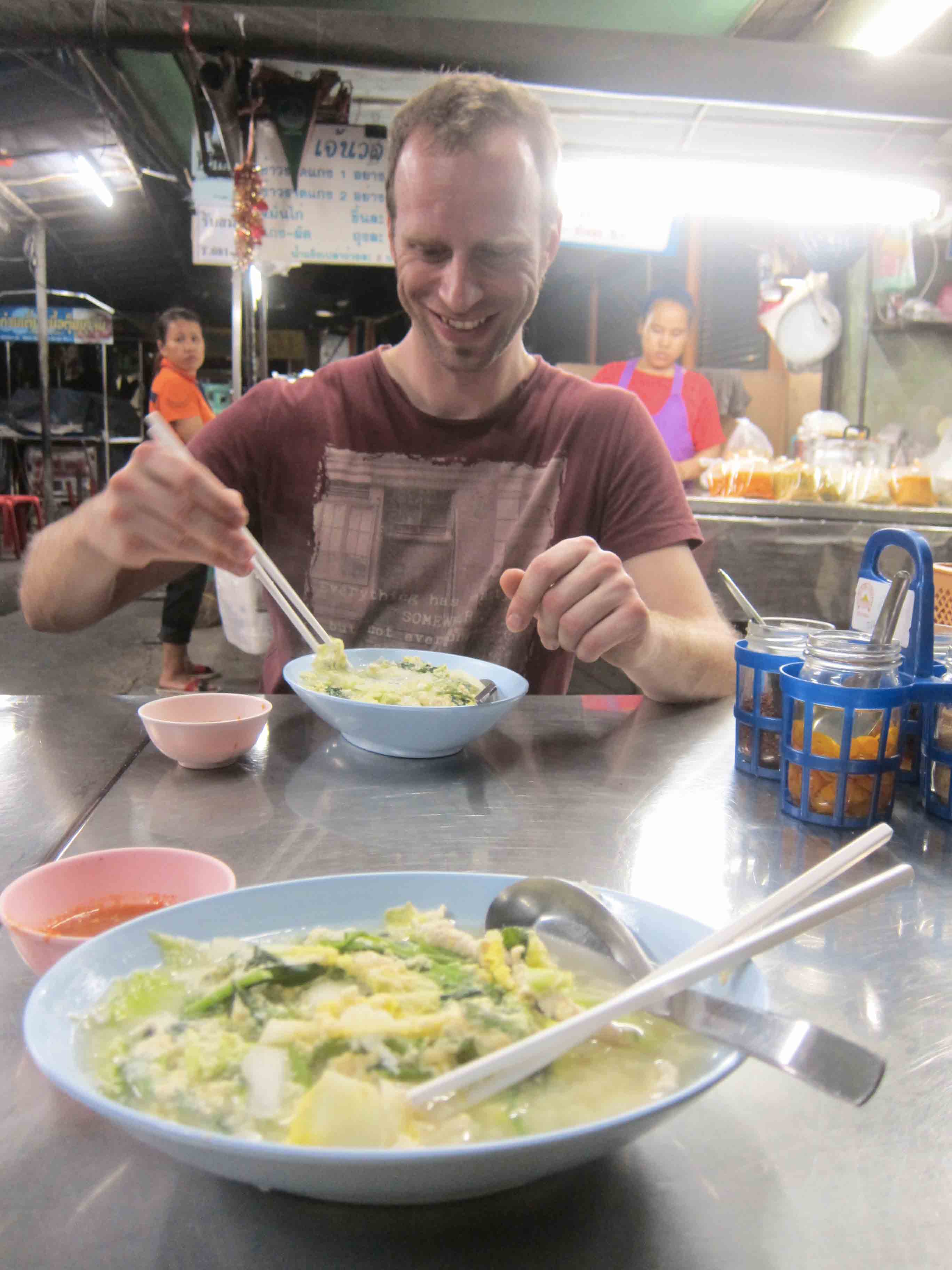 Erik-soupe-au-marche-Samsen-Bangkok-Thailande.jpg
