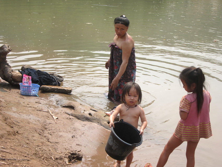 Famille qui se baignent à la rivière, Laos